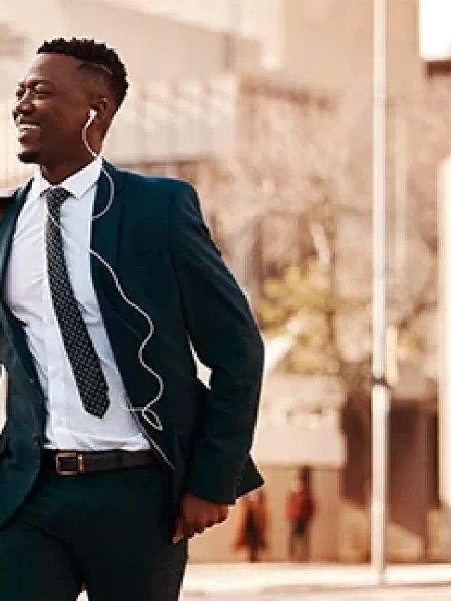 Story homem-negocios-terno-e-ouvido-moda-profissional