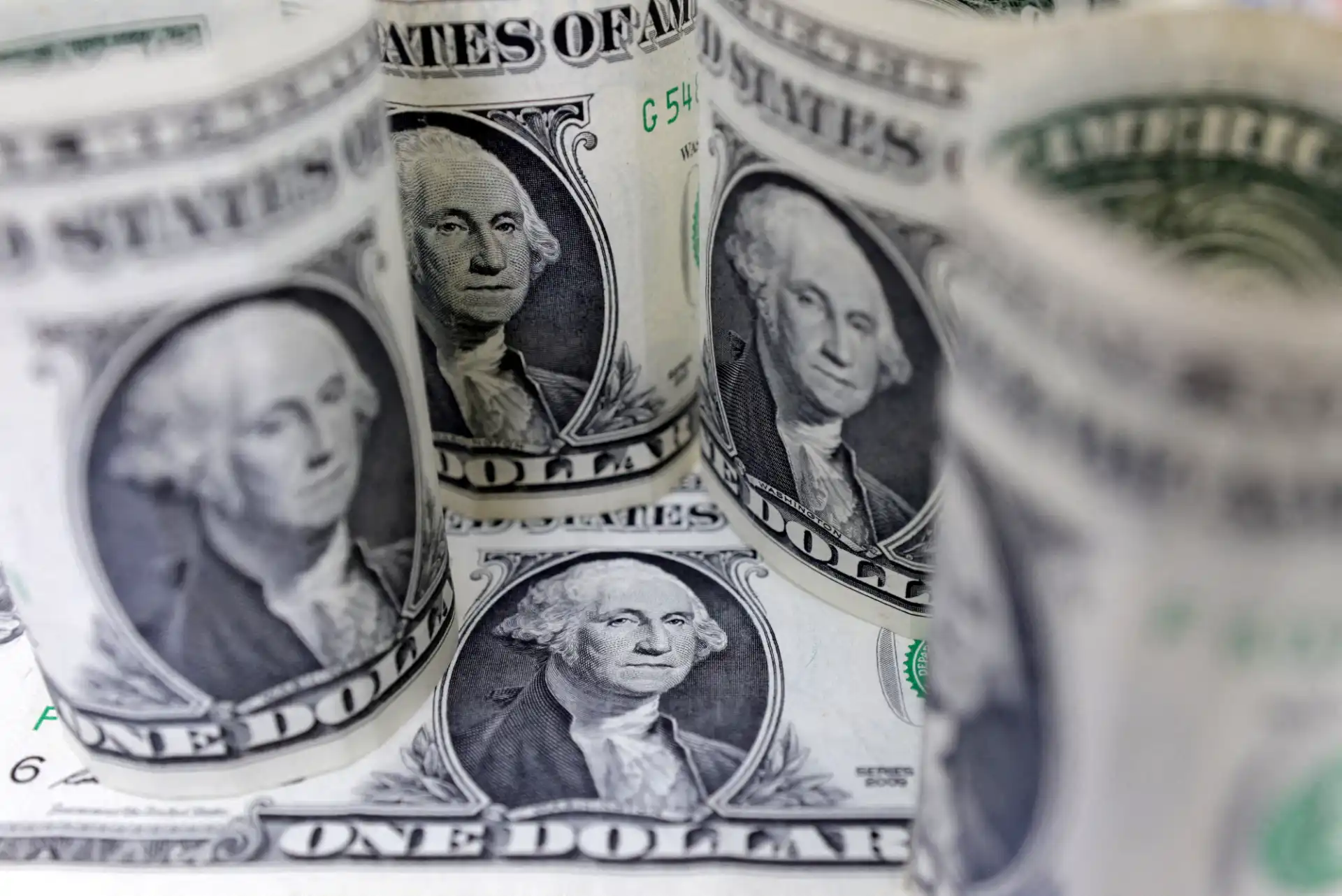 Imagem de vários dólares americanos Microsoft como símbolo de riqueza, dinheiro e finanças.