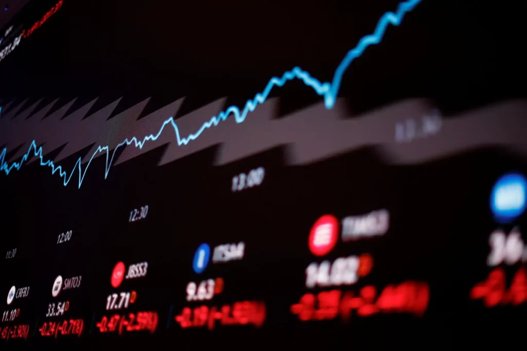 Gráfico financeiro mostrando alta nas ações com uma linha azul ascendente e dados de mercado em destaque, indicativo de crescimento econômico.
