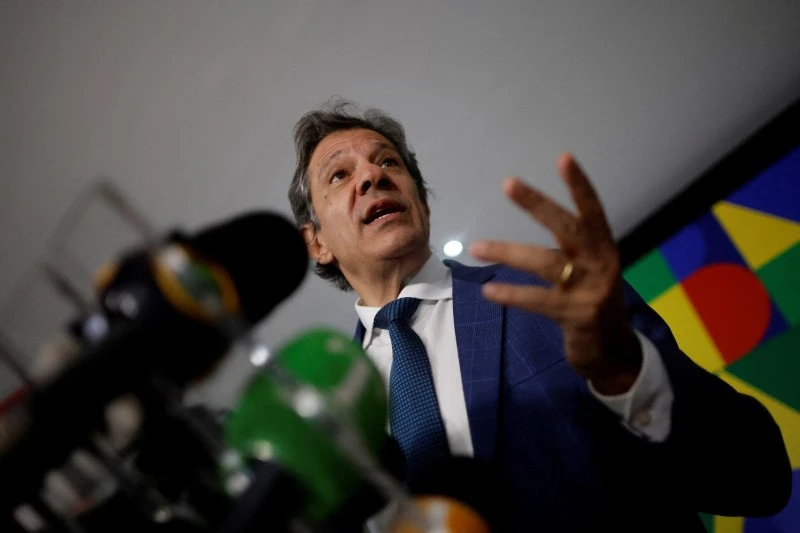 Homem político em uma coletiva de imprensa, gesticulando durante um discurso importante