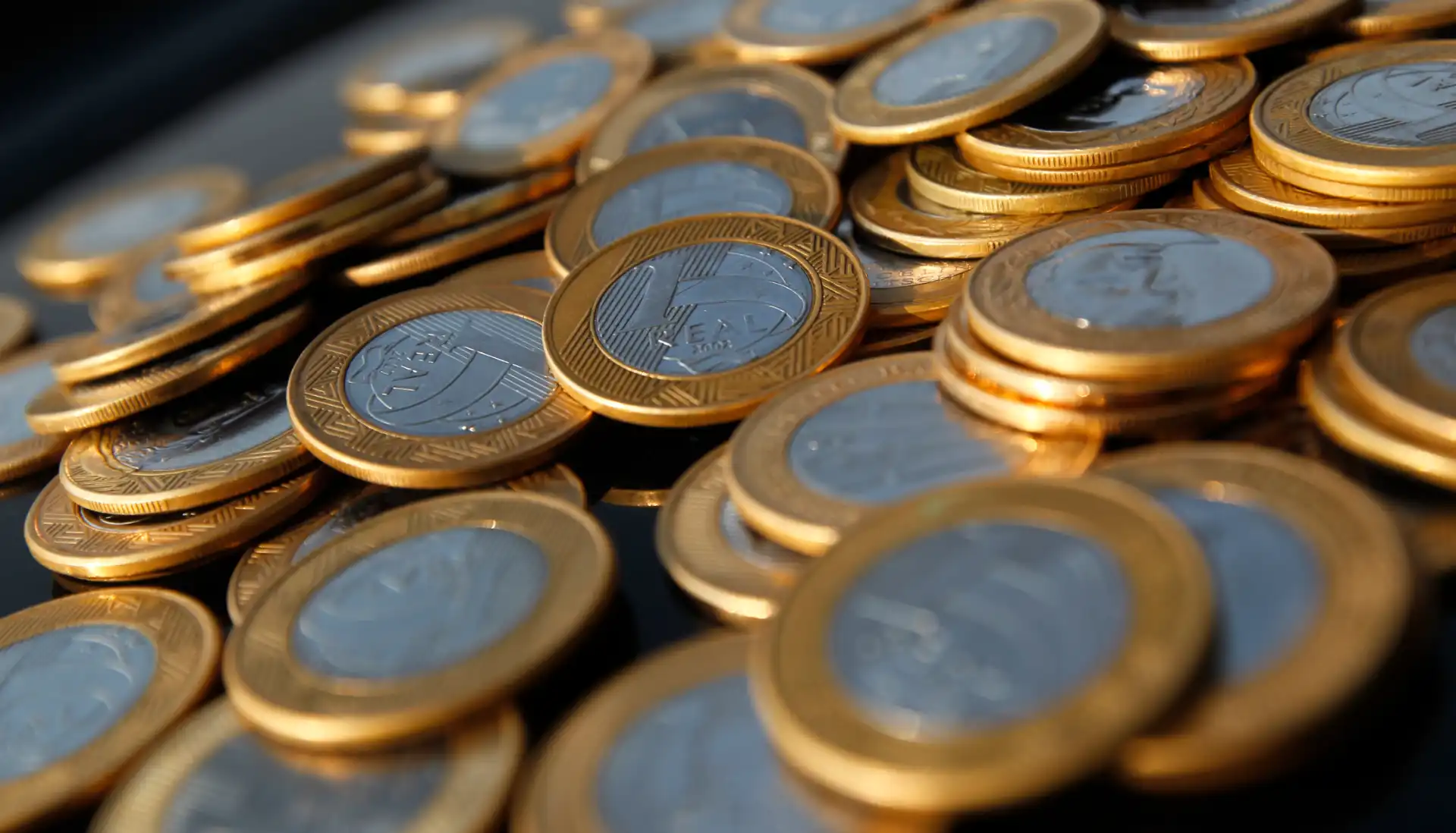 Imagem de moedas de euro lado a lado simbolizando economia, finanças ou dinheiro.