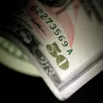 Dólar abre em baixa com investidores de olho em negociações comerciais e dados dos EUA