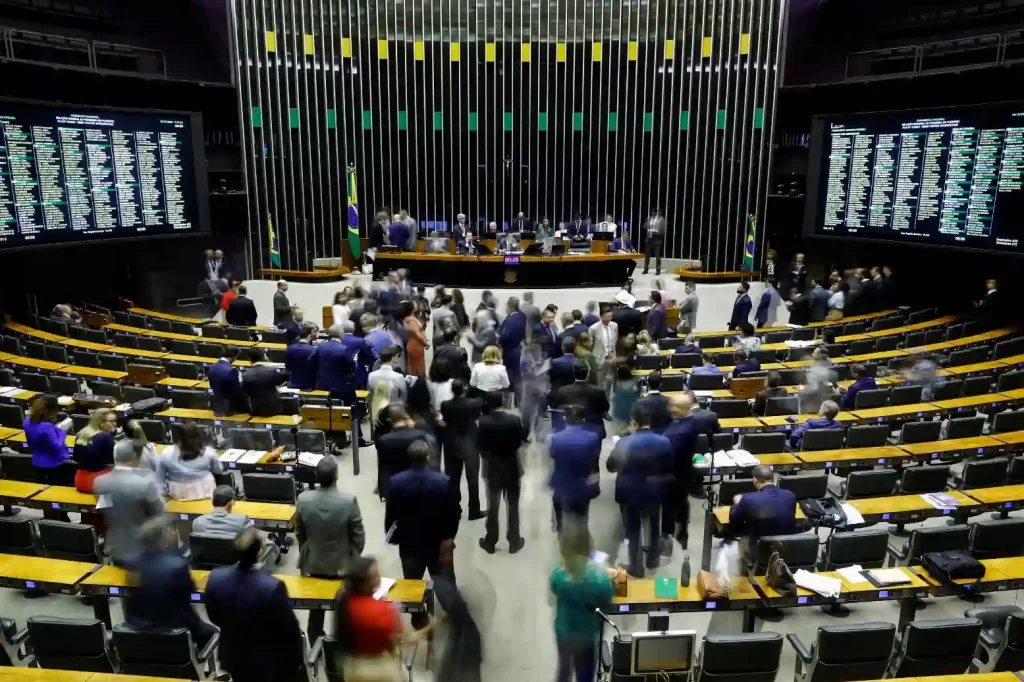 Plenário da Câmara dos Deputados do Brasil com deputados e visitantes em movimento, destacando a importância do Congresso Nacional na política brasileira.