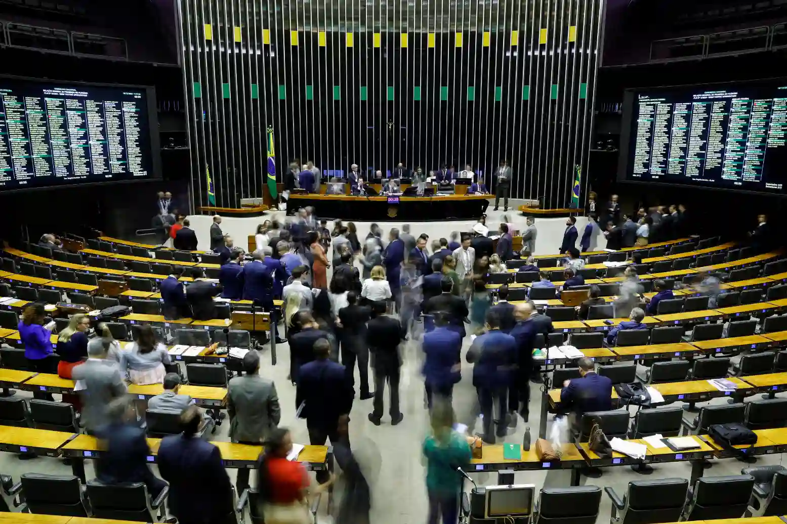 Plenário da Câmara dos Deputados do Brasil com deputados e visitantes em movimento, destacando a importância do Congresso Nacional na política brasileira.