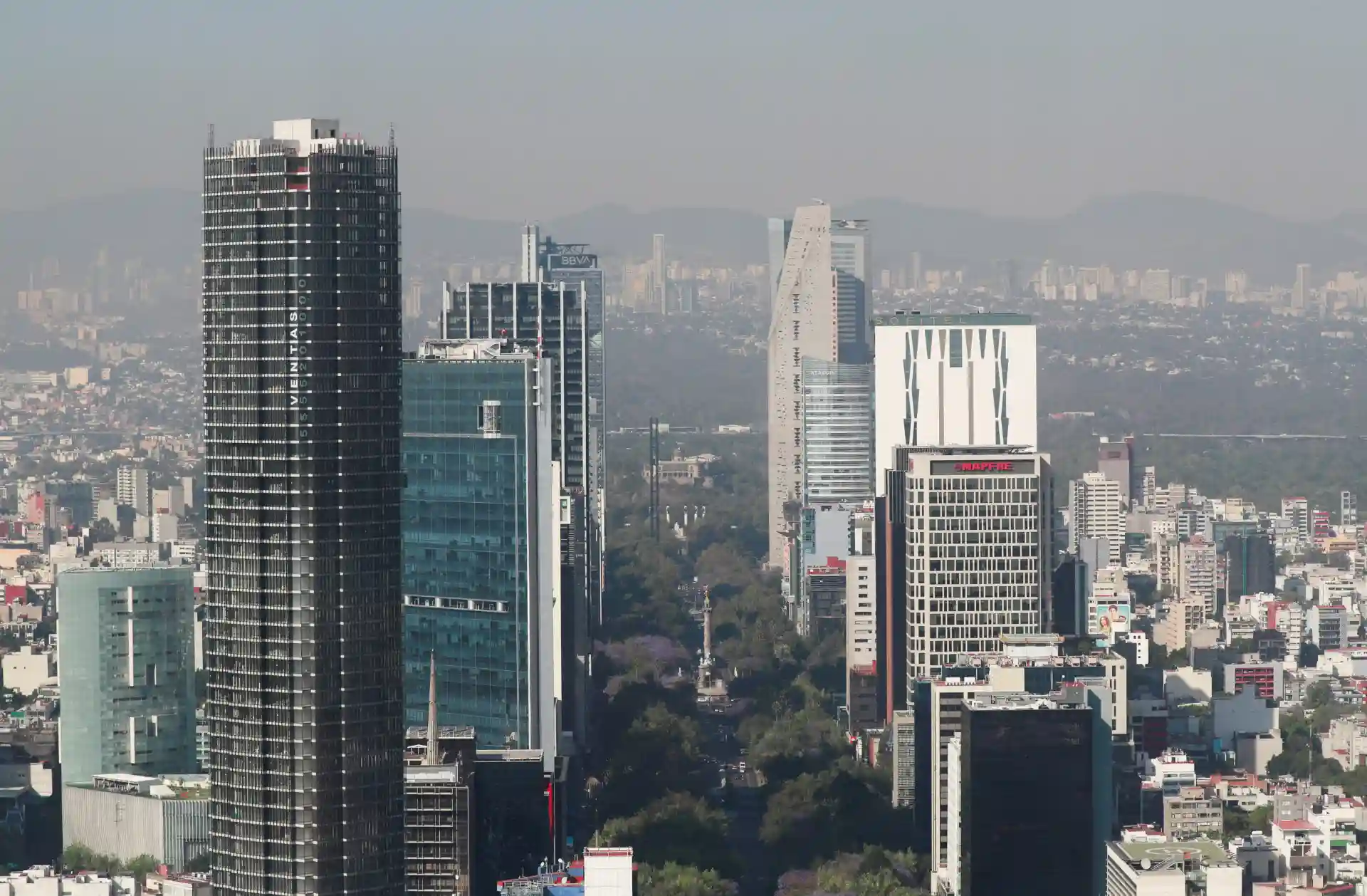 Vista panorâmica do skyline de São Paulo com vários edifícios altos e modernos, mostrando a arquitetura urbana e o movimento na cidade.