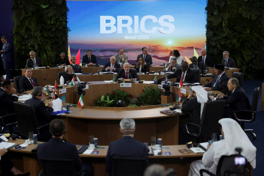 Reunião do Brics em Brasília em 2023 com líderes de países participantes discutindo estratégias econômicas e diplomáticas em ambiente formal.