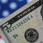 Dólar sobe mais de 2% na abertura após Trump anunciar tarifa de 50% sobre o Brasil