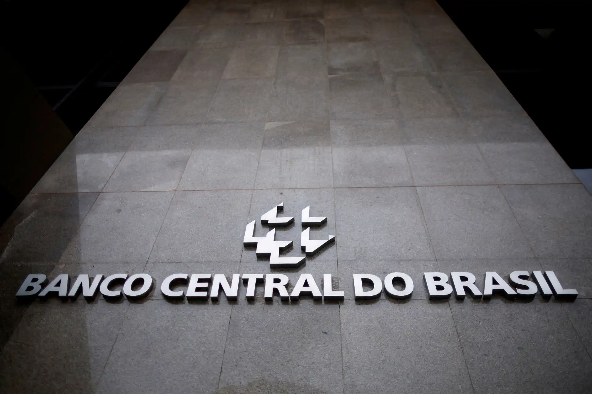 Fachada do Banco Central do Brasil com o logo e nome em destaque na parede de pedra.