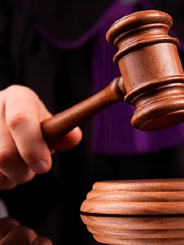 Imagem de um juiz segurando um martelo de tribunal, simbolizando justiça e decisão judicial. Fundo com balança de justiça e livros jurídicos ao fundo, representando o ambiente jurídico. IOF