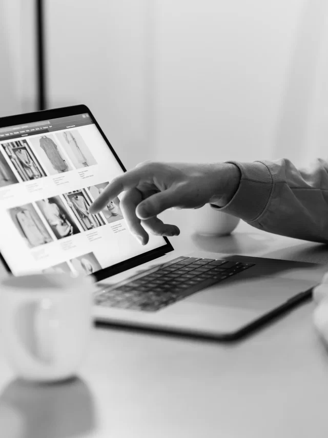 pessoa-navegando-site-moda-laptop