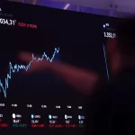 Ibovespa fecha em alta com Embraer em destaque e tarifas dos EUA no radar