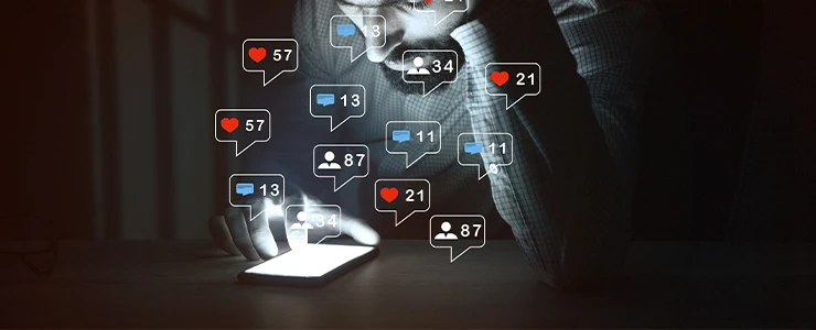 Pessoa interagindo com várias notificações de redes sociais em um smartphone, destacando ações como curtidas, comentários e seguidores, representando trabalho digital e marketing online. Simbolizando a regulamentação das redes sociais