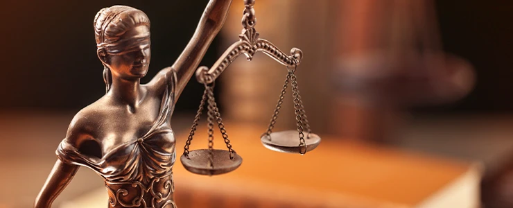 Imagem da escultura da Justiça com balança, simbolizando equidade e direito. Ideal para conteúdos relacionados a direito, advocacia e justiça. lançamentos