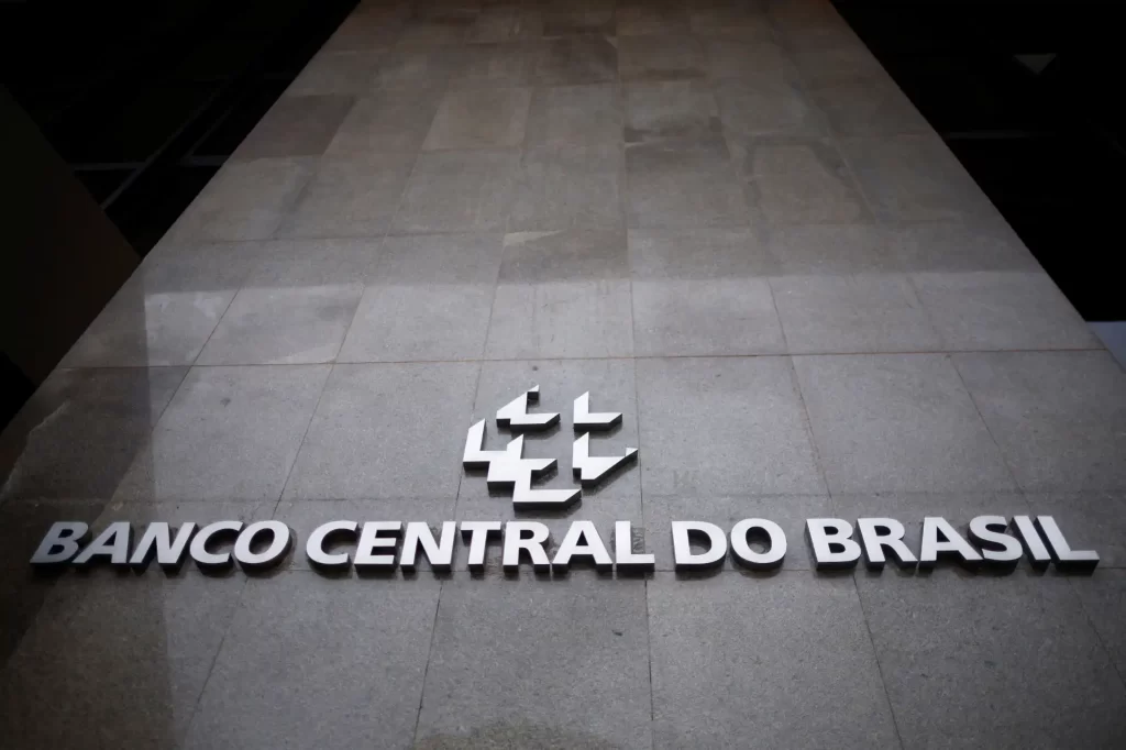 Imagem do logo do Banco Central do Brasil em uma parede de pedra, destacando a instituição financeira brasileira responsável pela política monetária do país.