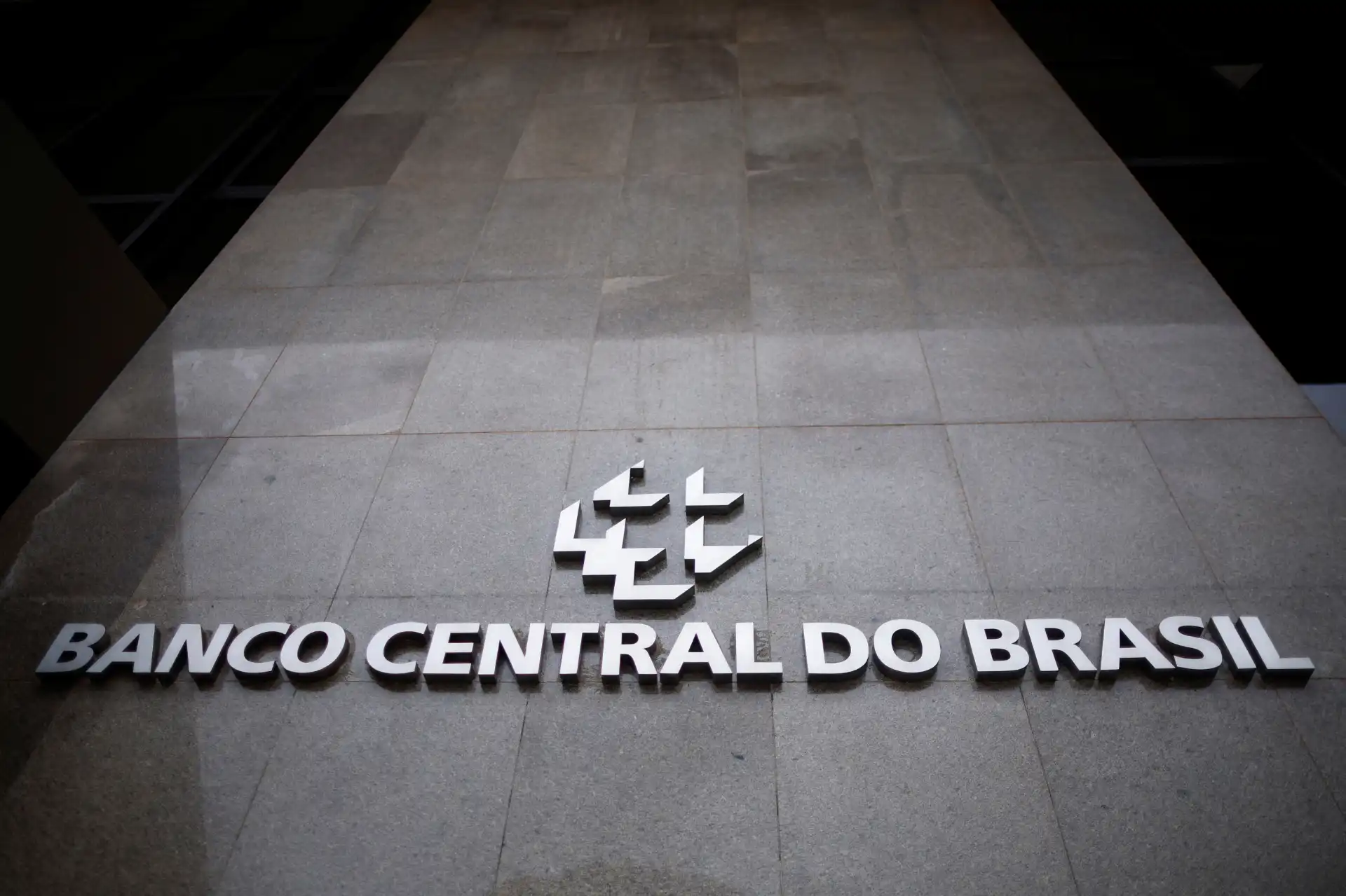 Imagem do logo do Banco Central do Brasil em uma parede de pedra, destacando a instituição financeira brasileira responsável pela política monetária do país.