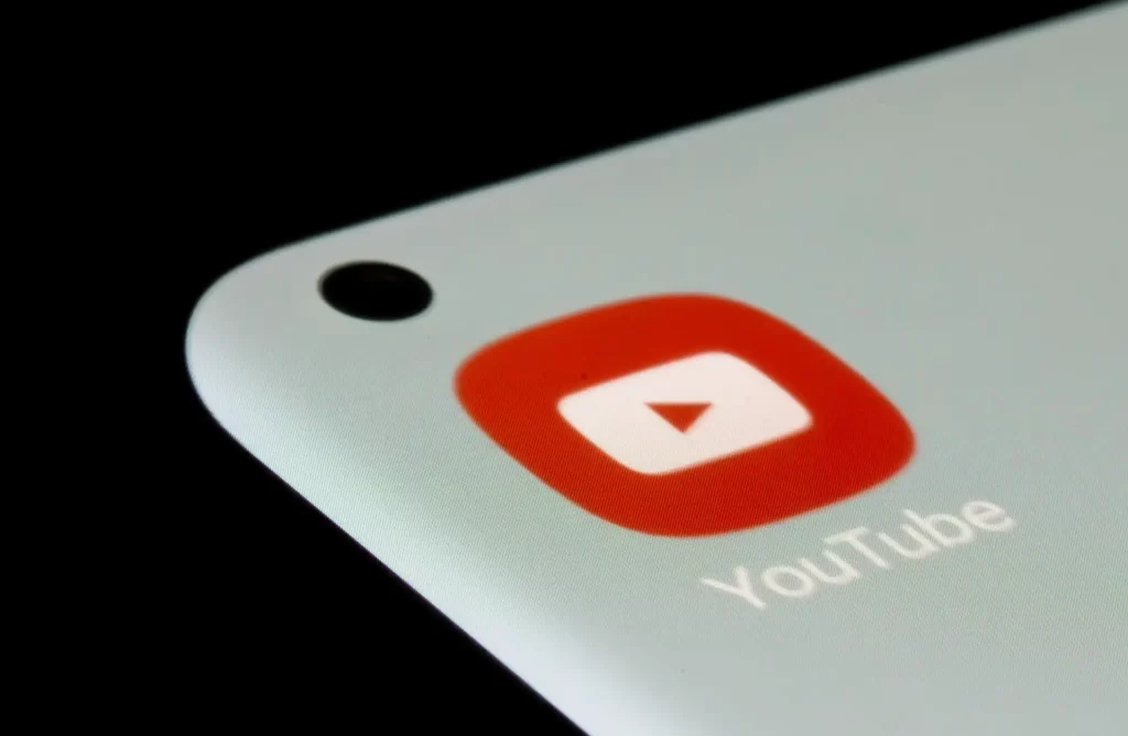 Imagem da tela de um celular exibindo o logo do YouTube, destacando a plataforma de vídeos online popular para criação, visualização e compartilhamento de conteúdo.