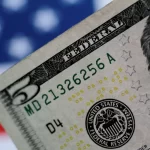 Dólar ronda estabilidade na abertura com negociações comerciais em foco