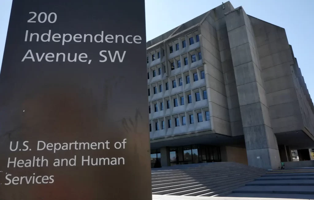 Prédio do Departamento de Saúde e Serviços Humanos dos Estados Unidos na Avenida Independence, SW, Washington, com estrutura moderna de concreto e janelas.
