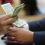 Dólar sobe na abertura após retomada de vigência de decreto sobre IOF