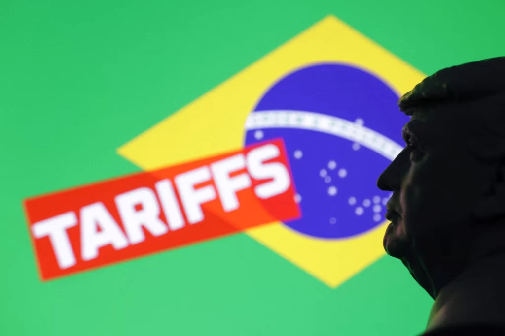 Governo brasileiro vai iniciar medidas de reciprocidade contra tarifaço dos EUA Imagem com o símbolo da bandeira do Brasil ao fundo, uma silhueta de uma estátua de Donald Trump com destaque no perfil, e a palavra 'Tariffs' em destaque em vermelho.