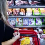 Confiança do consumidor do Brasil volta a cair em agosto com piora das expectativas, mostra FGV