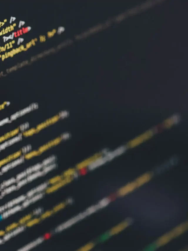 Código de programação em uma tela de computador com destaque para tags HTML e elementos de CSS, ideal para quem busca conteúdo sobre desenvolvimento web e ia