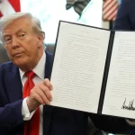 Trump assina decreto que visa acabar com políticas de fiança sem dinheiro