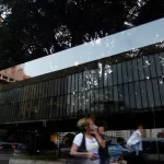 Serviços no Brasil crescem acima do previsto em junho