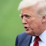 Trump assina decreto visando bancos, alegando discriminação