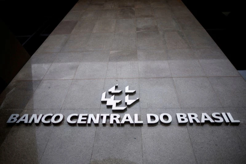 BC alerta bancos sobre movimentação atípica no mercado com possível ataque a sistema de pagamentos, diz Febraban Imagem do logo do Banco Central do Brasil em uma parede de pedra, representando a instituição financeira nacional.