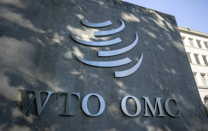Imagem do edifício da Organização Mundial do Comércio (OMC) com o logotipo e nome visíveis, refletindo sua presença global e importância no comércio internacional.