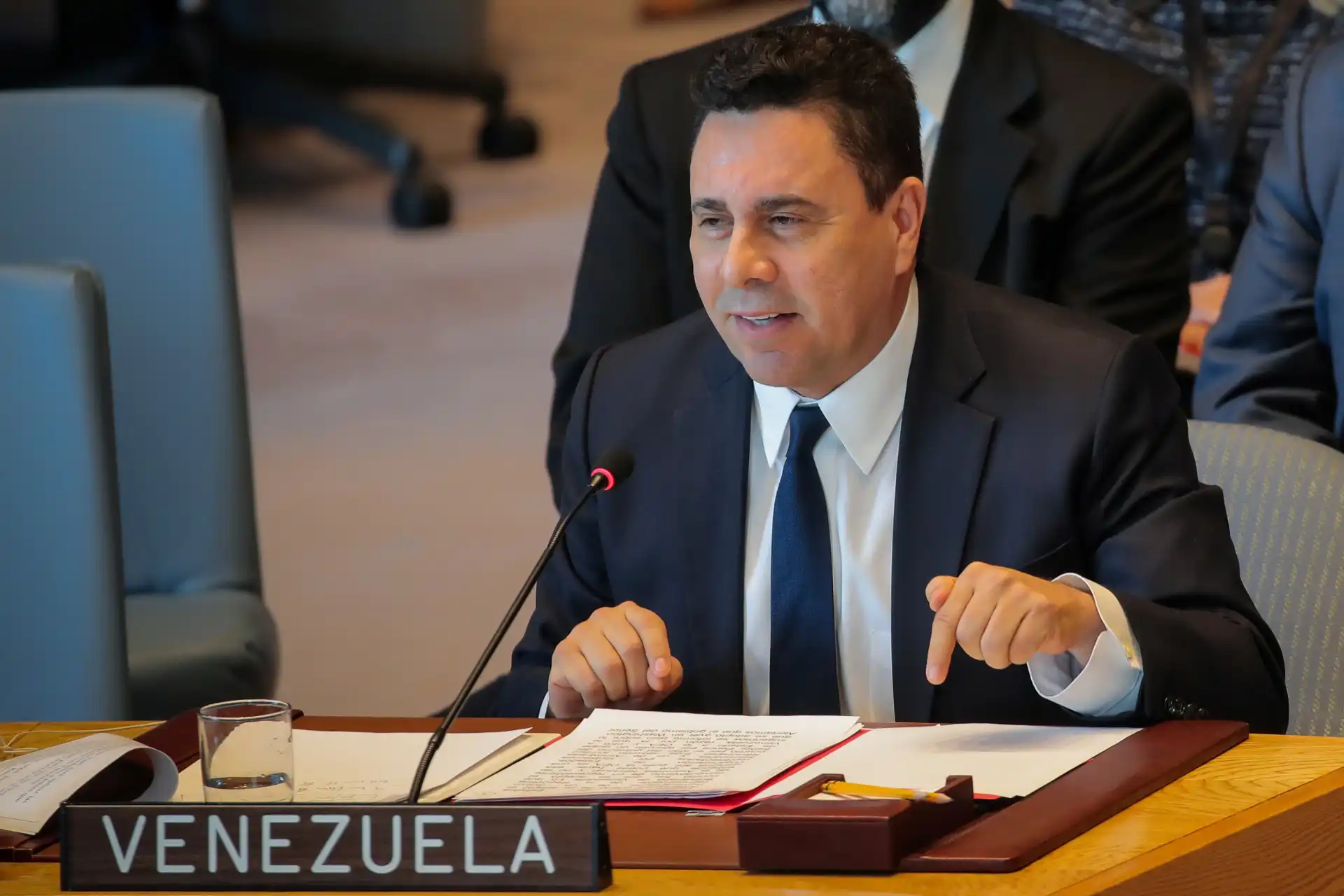 Reunião internacional com representantes de vários países, incluindo Venezuela, discutindo questões diplomáticas e econômicas.