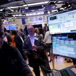 Wall Street abre em alta com expectativa de cortes de juros pelo Fed e com balanços em foco
