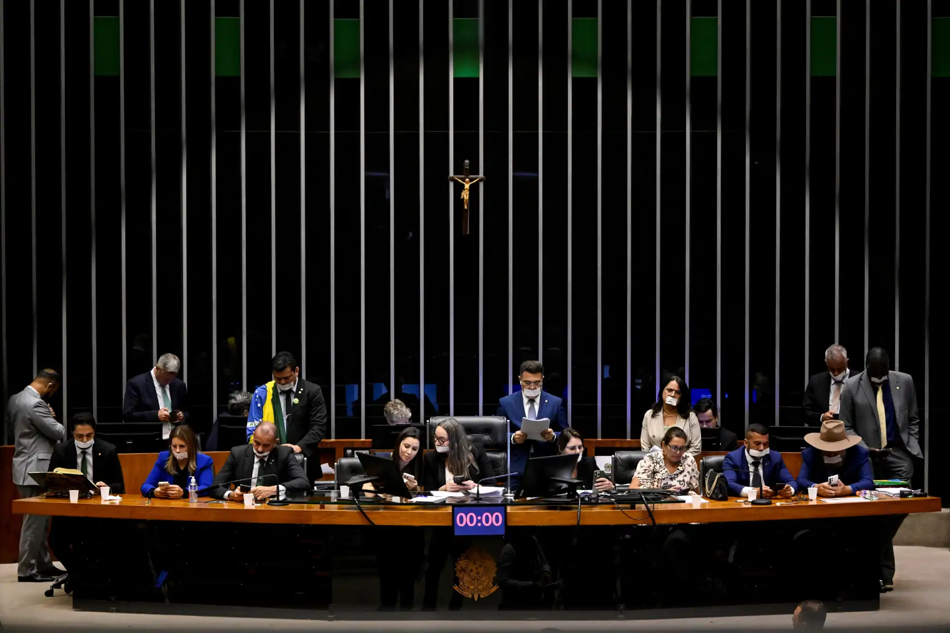 Sessão do Congresso Nacional do Brasil com parlamentares e autoridades presentes, sessão oficial com juramento e debates.