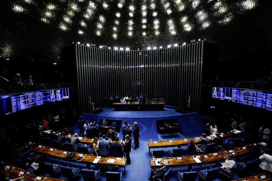 Salão de audiências do Tribunal Internacional com juízes e advogados reunidos para julgamento