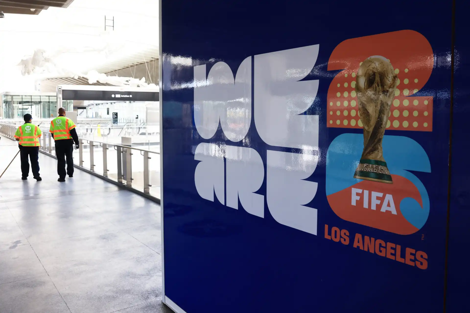 Publicidade da Copa do Mundo 2022 em Los Angeles, com o logo FIFA e detalhe de troféu de futebol em destaque na imagem