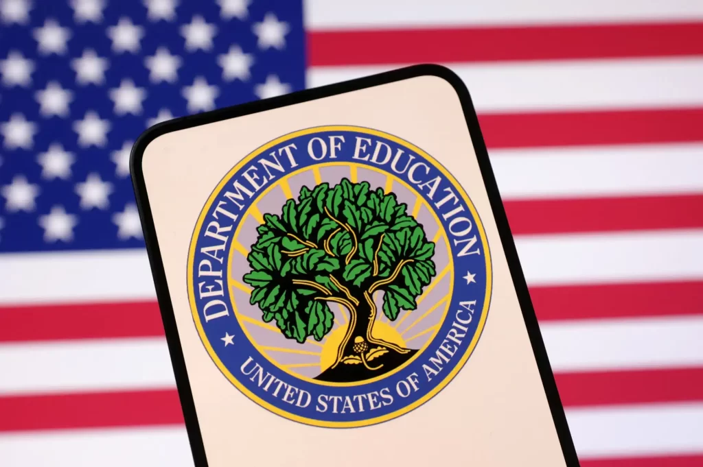 Imagem do logo do Departamento de Educação dos Estados Unidos sobre o fundo da bandeira americana, destacando a importância da educação no país.