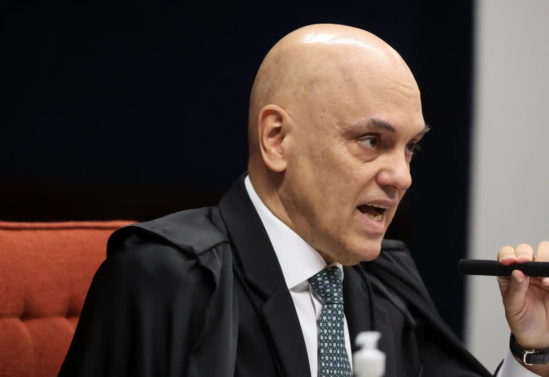 Imagem de um juiz falando em tribunal, com expressão séria e vestindo toga preta, simbolizando autoridade na justiça brasileira.