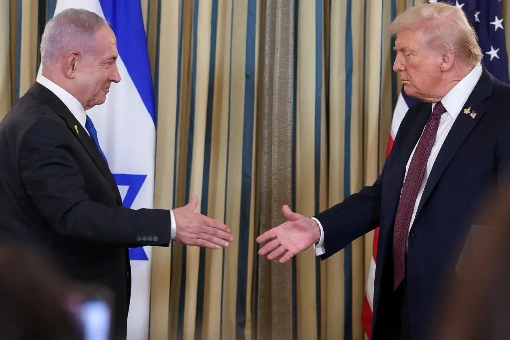 Líderes de Israel e dos Estados Unidos se cumprimentando em encontro diplomático, destacando importância das relações bilaterais entre os dois países.