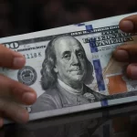 Dólar acompanha exterior e tem leve alta nos primeiros negócios do dia