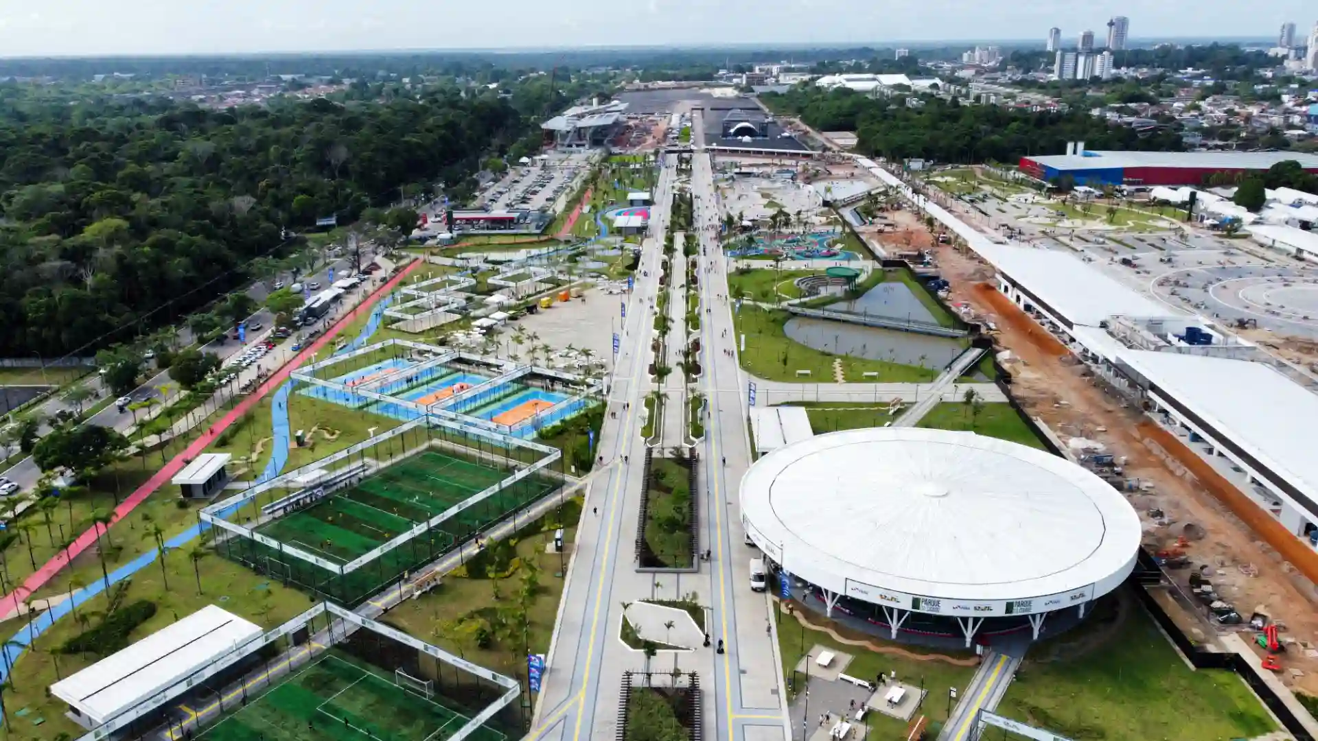 Visão aérea do Parque Aquático e áreas de lazer de um centro de evento moderno na cidade, com pistas de corrida, quadras de esportes e infraestrutura para eventos.