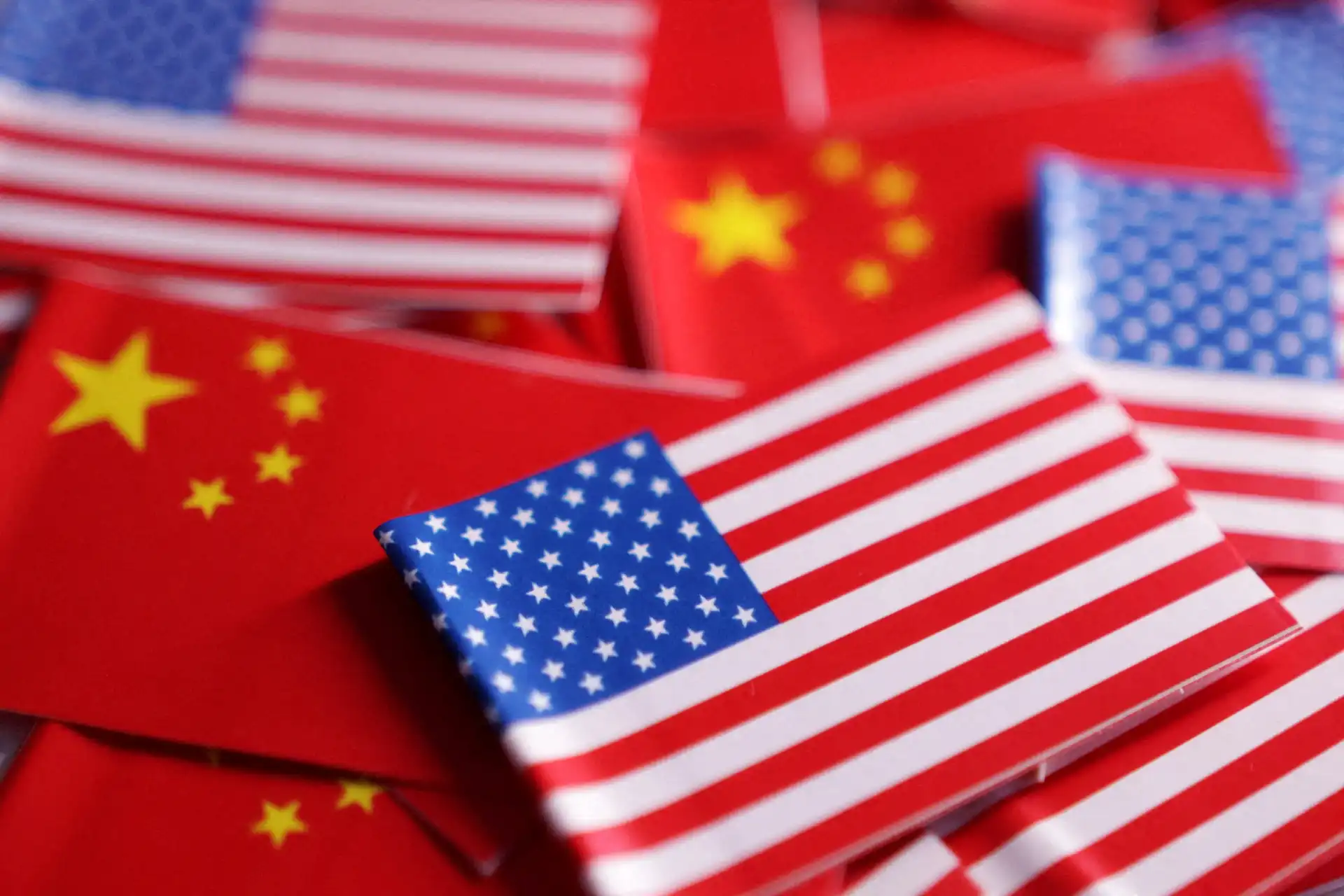 Fitas de presente com as bandeiras dos Estados Unidos e China, representando a relação entre os dois países.