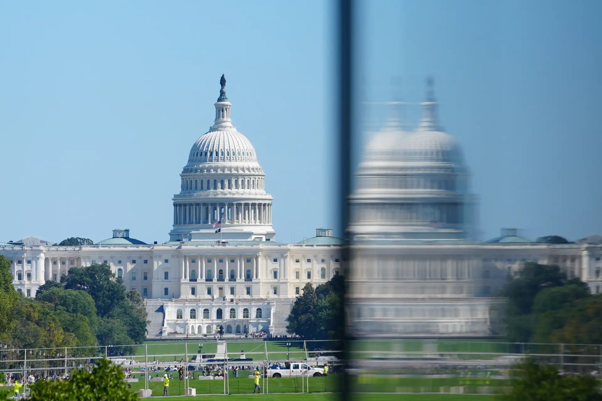 Imagem da Casa Branca em Washington, EUA, mostrando uma vista com prédio principal do governo americano, com uma separação visual entre uma versão clara e uma ligeiramente desfocada, destacando a importância da sede do governo nos Estados Unidos.
