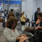 Salários de 60.000 trabalhadores da segurança aérea são suspensos com paralisação do governo dos EUA