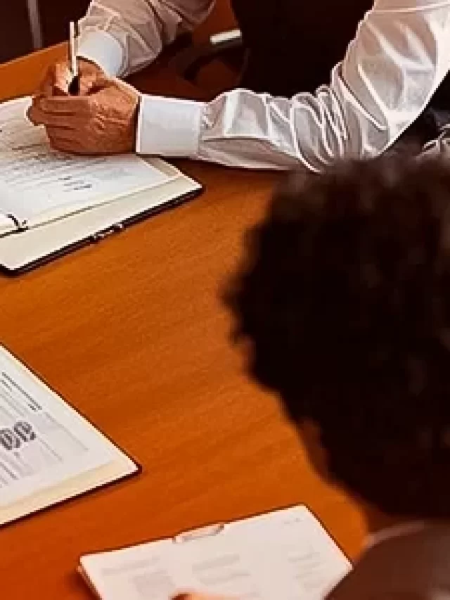 Story Reunião de negócios com equipe de profissionais discutindo estratégias em uma mesa de trabalho.