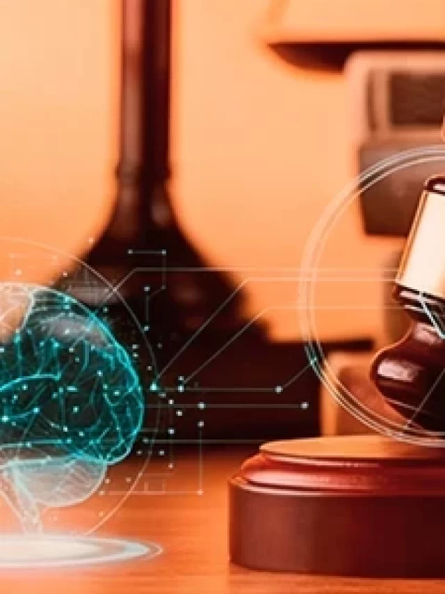 Imagem de um martelo de juiz sobre uma mesa de madeira, representando o sistema judicial, com elementos digitais e um cérebro holográfico à esquerda, simbolizando tecnologia e inteligência artificial aplicada à justiça.