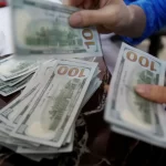 Dólar tem leve baixa ante o real em sintonia com o exterior