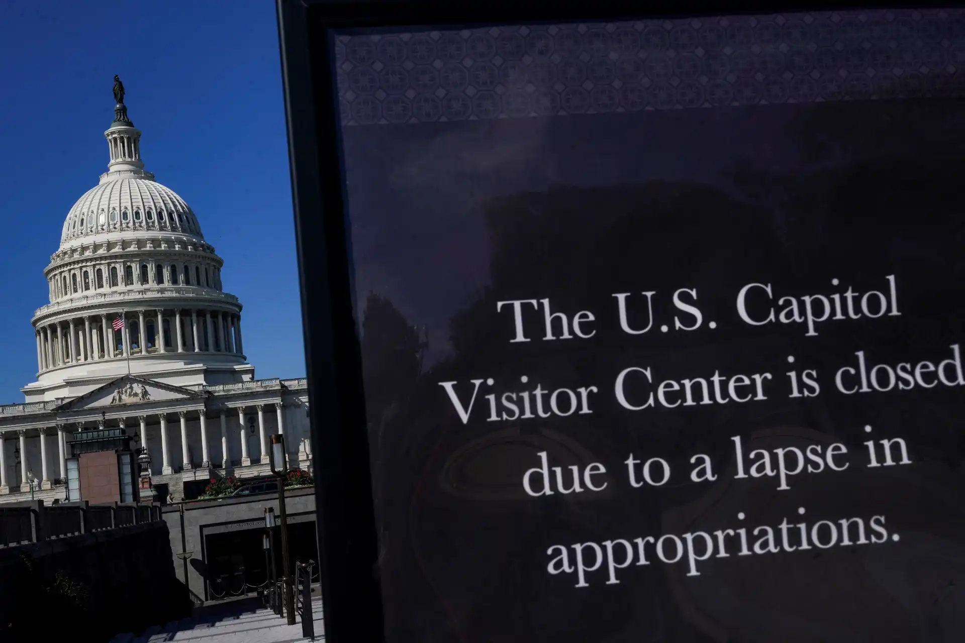 Imagem do Capitólio dos Estados Unidos com anúncio de fechamento do centro de visitantes devido a cortes orçamentários.