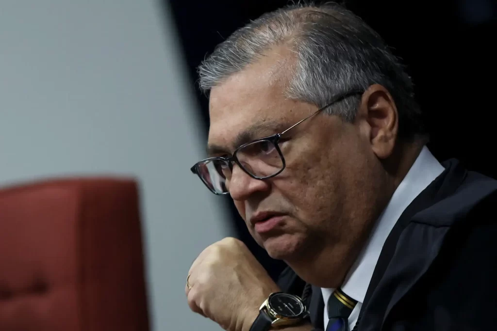 Processo no STF sobre Ferrogrão é suspenso após pedido de vista e 2 votos a favor do projeto Homem sério, de óculos e cabelo grisalho, usando terno, sentado em ambiente profissional, possivelmente em uma reunião ou audiência.