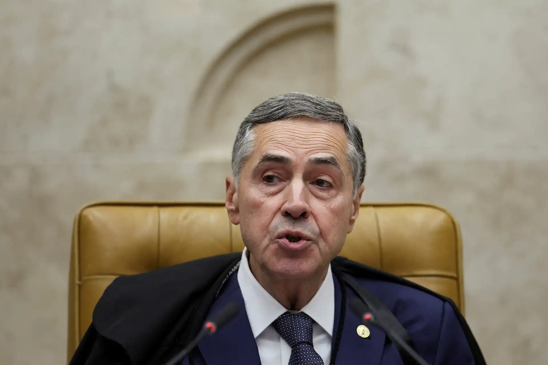 Foto de um juiz brasileiro falando durante uma sessão no tribunal, com expressão séria e roupas formais, representando autoridade na Justiça brasileira.